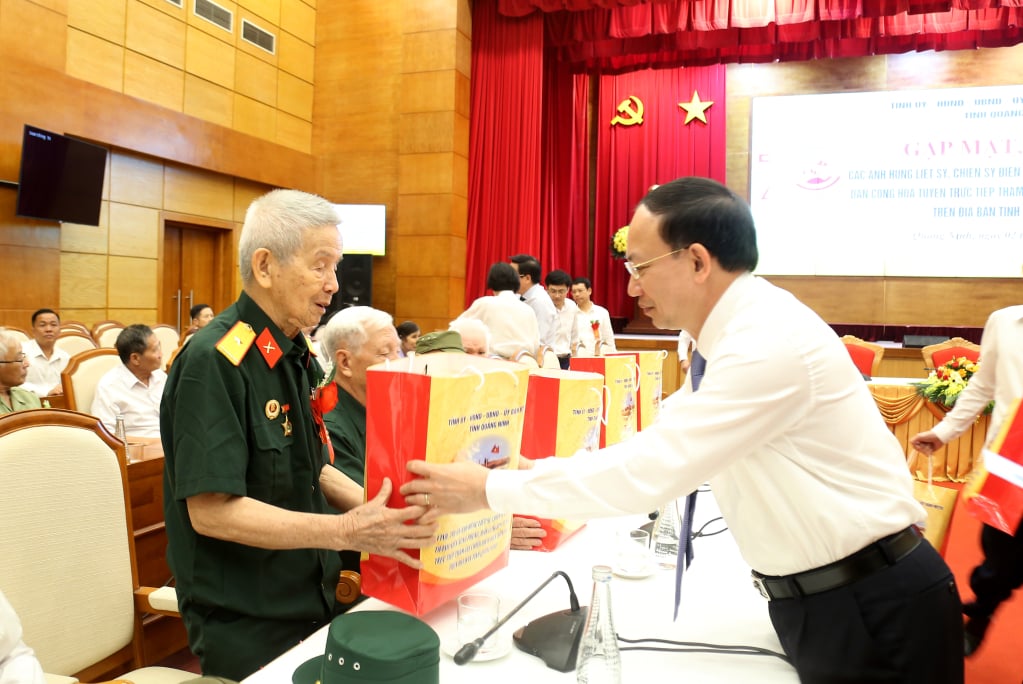 Đồng chí Nguyễn Xuân Ký, Ủy viên Trung ương Đảng, Bí thư Tỉnh ủy, Chủ tịch HĐND tỉnh tặng quà ..