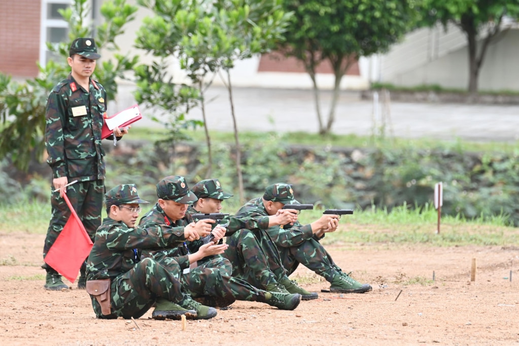 Các vận động viên thuộc lực lượng thường trực Quân đội bắn súng ngắn bài 3 (đồng đội vận động bắn mục tiêu kim loại số 1 ban ngày).