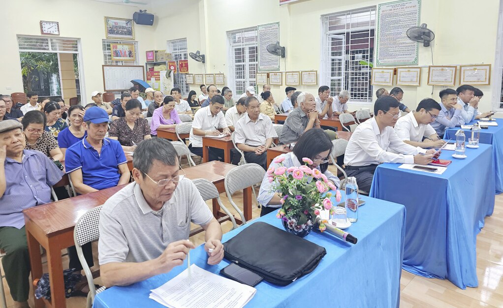 Đảng viên khu 5, phường Thanh Sơn dự sinh hoạt chính trị tư tưởng chủ đề “Tự hào và trách nhiệm khi Quần thể Di tích và Danh thắng Yên Tử trở thành Di sản thế giới” ngày 2/5.