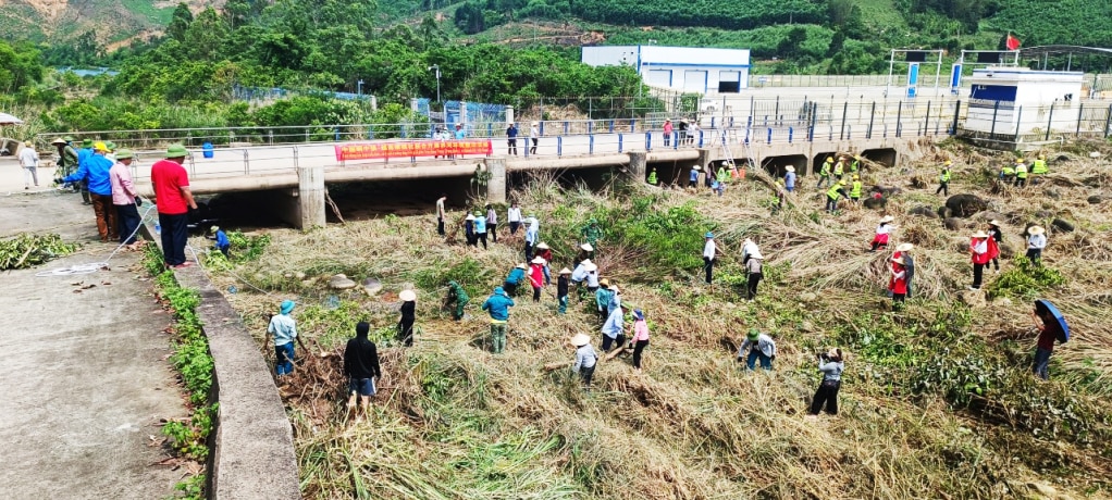 Cán bộ, chiến sĩ, nhân dân hai bên biên giới dọn rác, phát cỏ sông suối biên giới