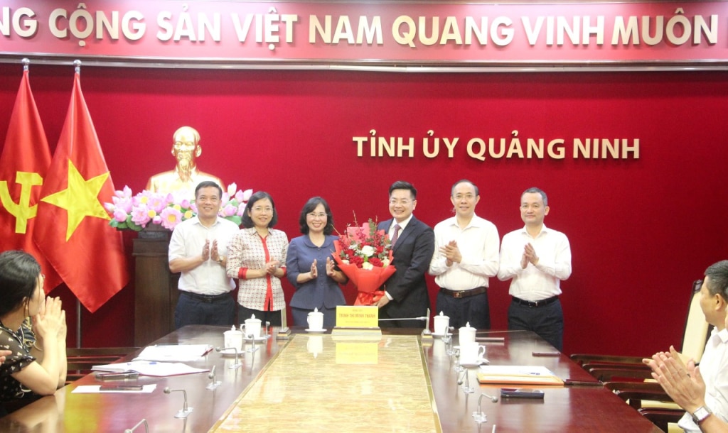 Đồng chí Trịnh Thị Minh Thanh, Phó Bí thư Thường trực Tỉnh ủy trao quyết định bổ nhiệm Phó Chánh Văn phòng Tỉnh ủy cho đồng chí Bùi Hoàng Giang.