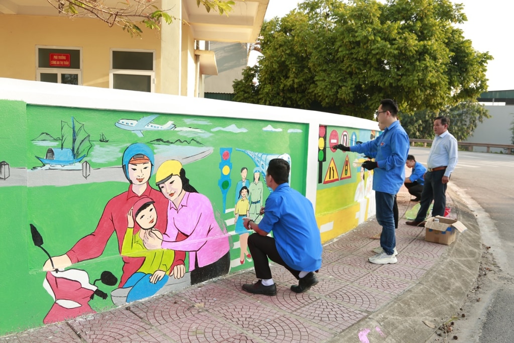 Phong trào Đường hoa- Tranh tường lan tỏa rộng khắp trên toàn huyện tạo nên diện mạo nông thôn sạch đẹp, văn minh.