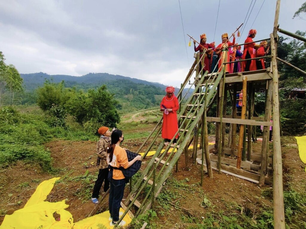 Một cuộc lảu then mang đậm nghi lễ tâm linh của người Tày ở huyện Bình Liêu.