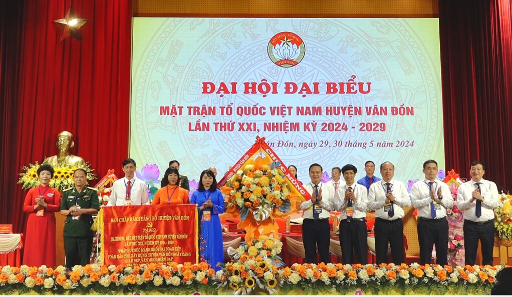 Ban Chấp hành Đảng bộ huyện Vân Đồn tặng Đại hội bức trướng với dòng chữ: “Phát huy sức mạnh khối đại đoàn kết toàn dân, xây dựng huyện Vân Đồn ngày càng giàu đẹp, văn minh, hiện đại”.