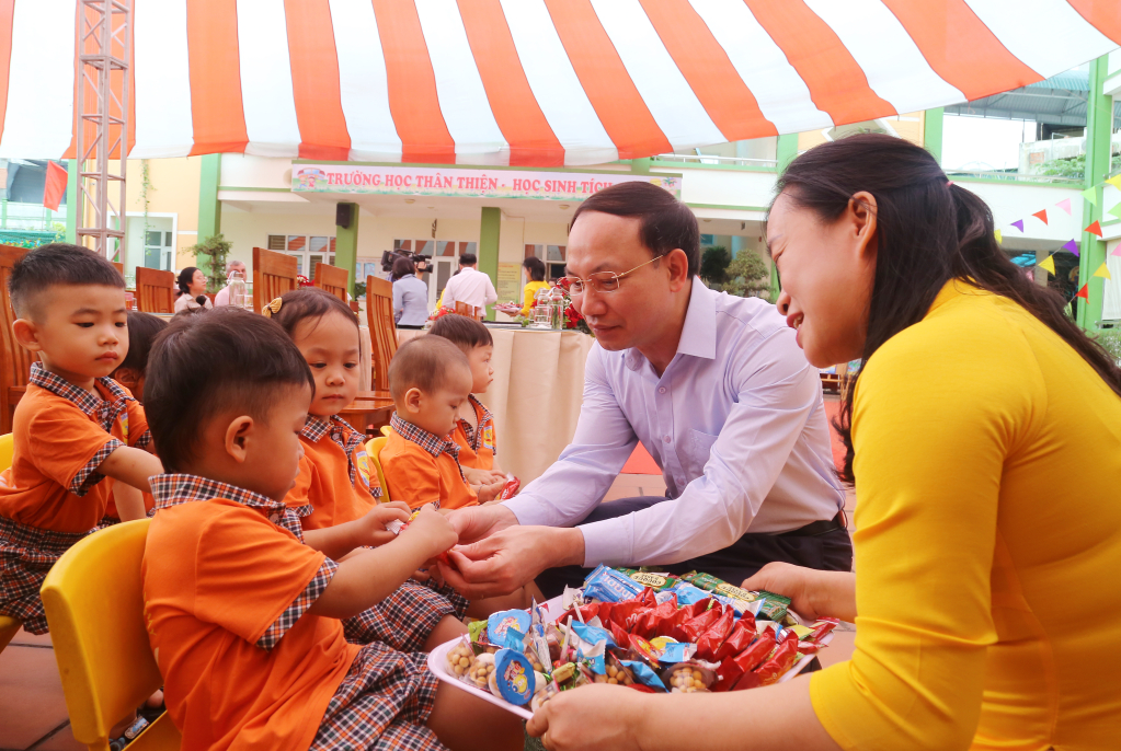 Đồng chí Bí thư Tỉnh ủy, Chủ tịch HĐND tỉnh chung vui Tết thiếu nhi với các cháu Trường Mầm non Bãi Cháy.