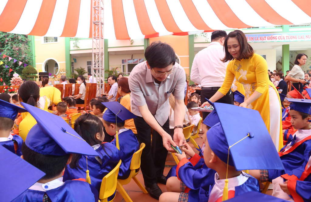 Lãnh đạo TP Hạ Long trao bánh, chung vui với các cháu thiếu nhi.