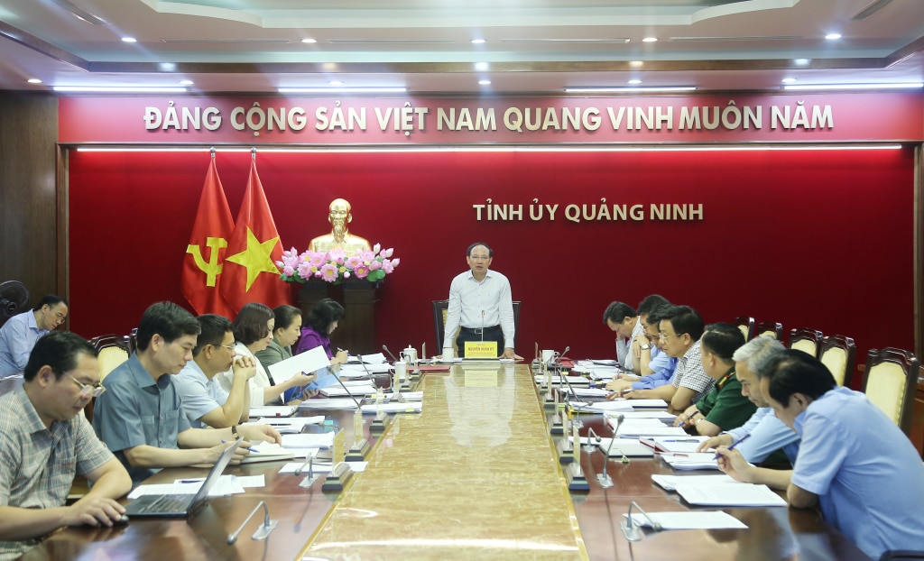 Đồng chí Nguyễn Xuân Ký, Ủy viên Trung ương Đảng, Bí thư Tỉnh ủy, Chủ tịch HĐND tỉnh, chủ trì hội nghị Ban Thường vụ Tỉnh ủy.