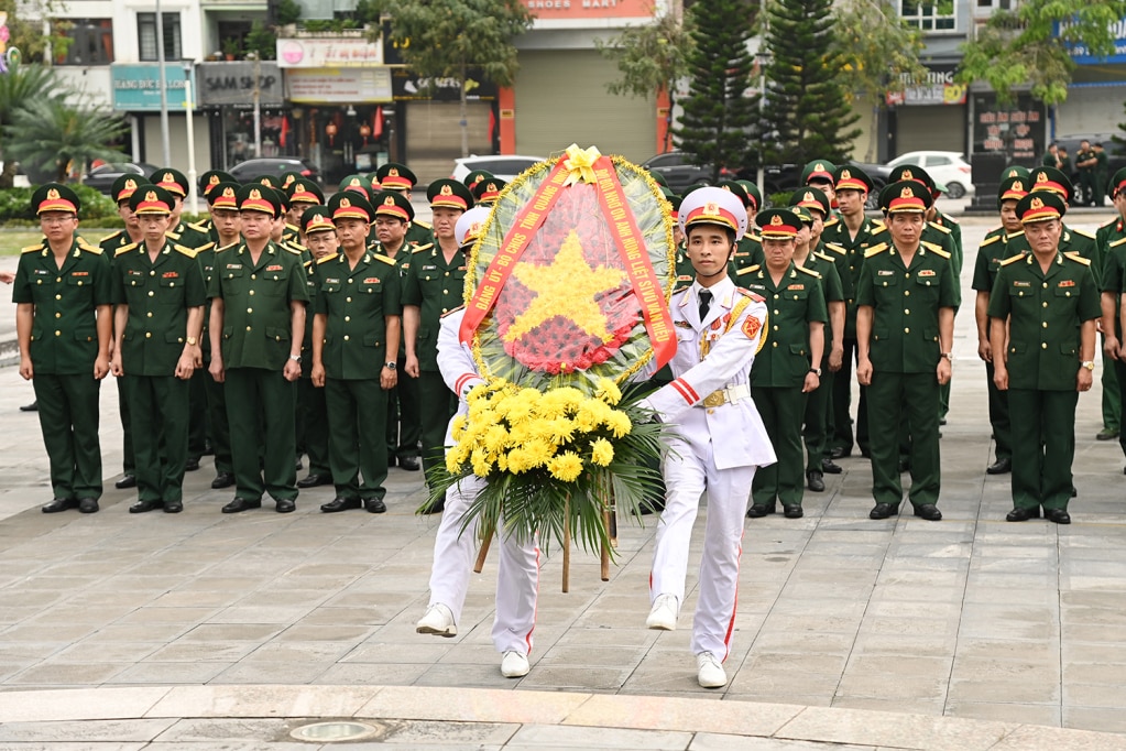 Đoàn đại biểu Bộ CHQS tỉnh Quảng Ninh dâng hoa, dâng hương tưởng niệm tại Tượng đài Anh hùng LLVT nhân dân, Liệt sĩ Vũ Văn Hiếu, Bí thư Đặc khu ủy đầu tiên Khu mỏ Quảng Ninh.