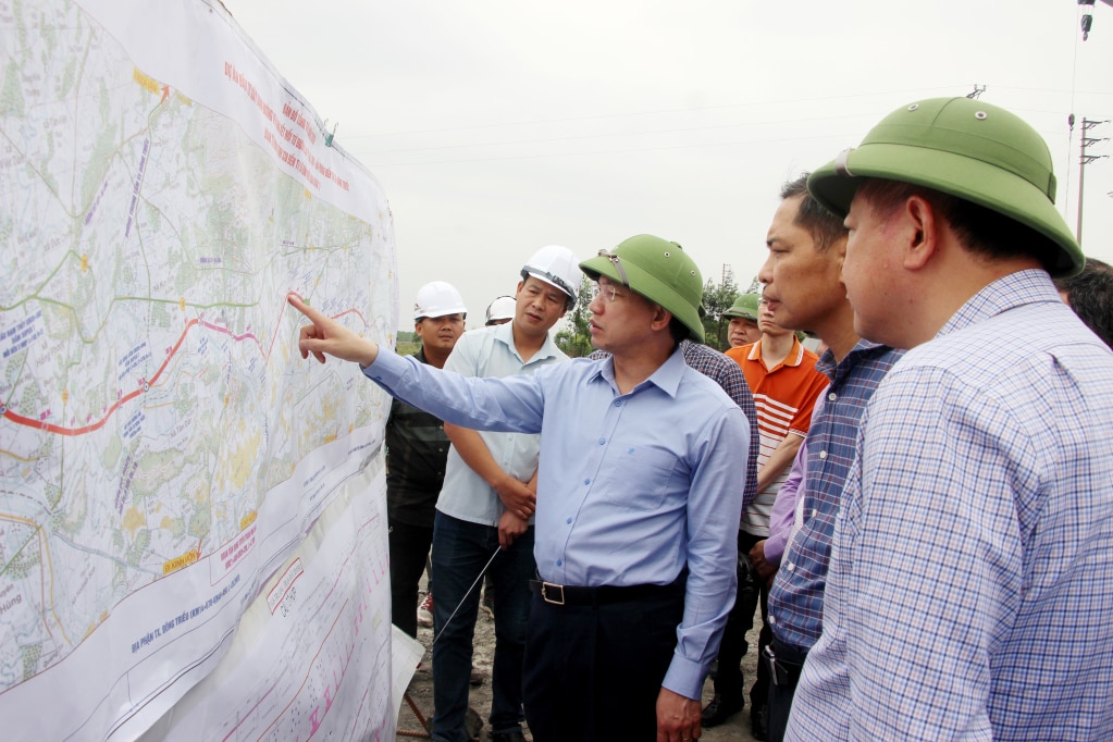 Đồng chí Nguyễn Xuân Ký, Bí thư Tỉnh ủy, Chủ tịch HĐND tỉnh, kiểm tra tiến độ thi công dự án đường ven sông kết nối từ đường cao tốc Hạ Long - Hải Phòng đến TX Đông Triều (đoạn từ đường tỉnh 338 đến TX Đông Triều giai đoạn 1), ngày 6/4/2024. Ảnh: Mạnh Trường