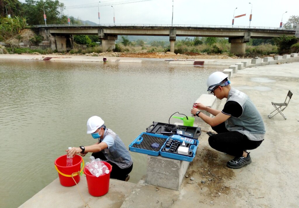 Cán bộ kỹ thuật Trung tâm Quan trắc môi trường tỉnh (Sở TN&MT) thực hiện quan trắc môi trường tại những địa điểm thường xuyên có hoạt động phát thải.