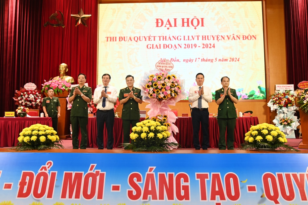 Đại tá Nguyễn Đình Khiêm, Ủy viên Ban Thường vụ Đảng ủy Quân sự tỉnh, Phó Chính ủy Bộ CHQS tỉnh Quảng Ninh tặng hoa chúc mừng Đại hội.