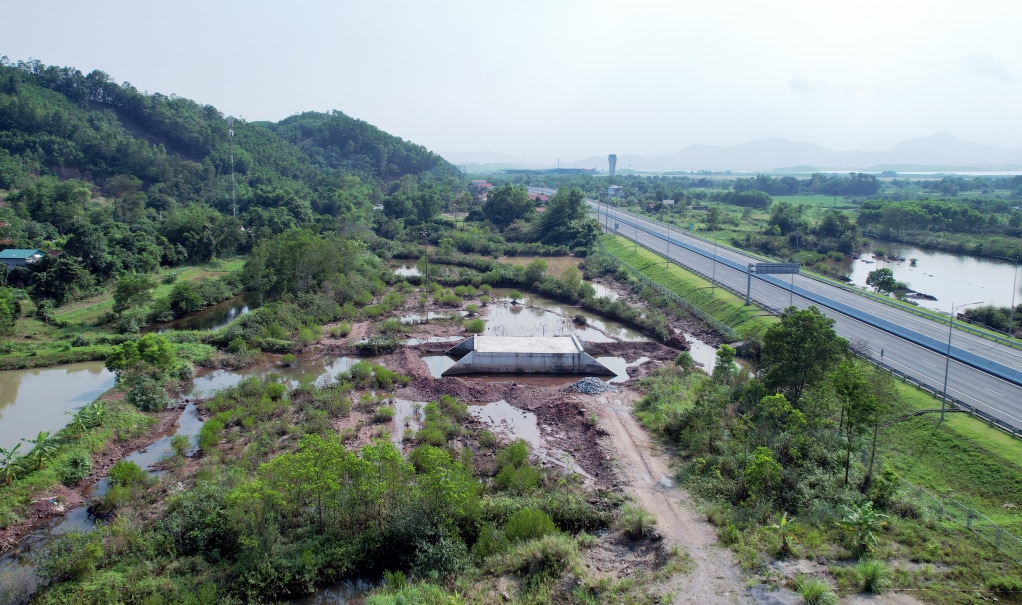 Tại một số vị trí có mặt bằng nhưng không có đường tiếp cận san lấp nền đường, đươn vị nhà thầu mới hoạn thiện cống thoát nước