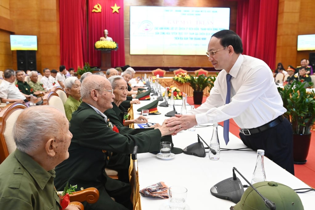 Đồng chí Nguyễn Xuân Ký, Ủy viên Trung ương Đảng, Bí thư Tỉnh ủy, Chủ tịch HĐND tỉnh trò chuyện với các cựu chiến binh là chiến sỹ Điện Biên, thanh niên xung phong, dân công hỏa tuyến trực tiếp tham gia Chiến dịch Điện Biên Phủ.