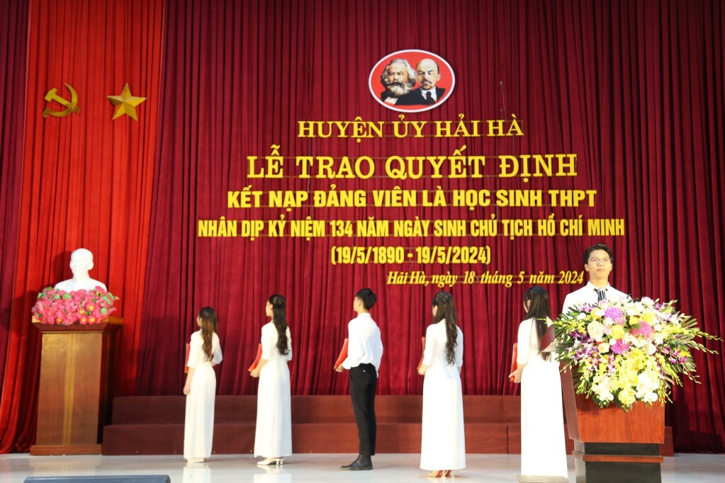 Các đảng viên trẻ tuyên thệ dưới cờ Tổ quốc, cờ Đảng, chân dung Chủ tịch Hồ Chí Minh vĩ đại.