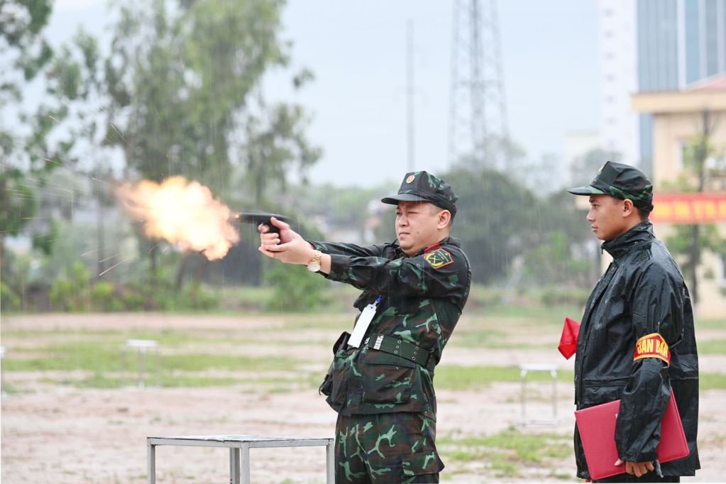 Các vận động viên thuộc lực lượng thường trực Quân đội thực hành bắn súng ngắn bài 1(bắn mục tiêu ẩn hiện ban ngày); bài 2 (bắn mục tiêu ẩn hiện và bắn sau vật che đỡ ban ngày).