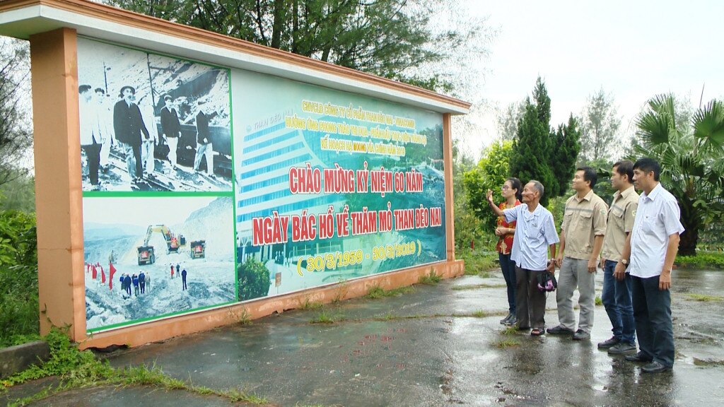 Ông Mai Hữu Phần, cựu công nhân mỏ Đèo Nai, kể chuyện gặp Bác Hồ năm 1959 cho thế hệ thợ mỏ trẻ. 