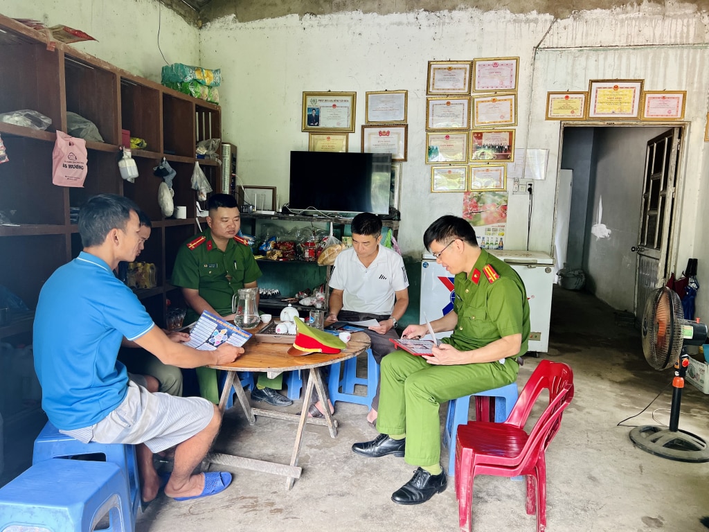 Công an xã Nam Sơn (huyện Ba Chẽ) tuyên truyền 24 thủ đoạn lừa đảo công nghệ cao cho người dân thôn Nam Hả Trong.