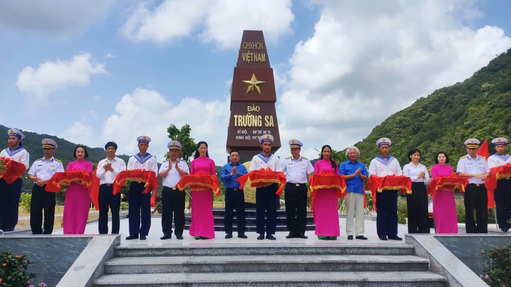 Các đại biểu cắt băng khánh thành Cột mốc chủ quyền Trường Sa.