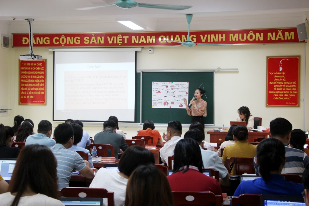 Một tiết học môn Kinh tế chính trị tại lớp Trung cấp chính trị hệ không tập trung Trường Đào tạo cán bộ Nguyễn Văn Cừ. Ảnh: Mạnh Trường