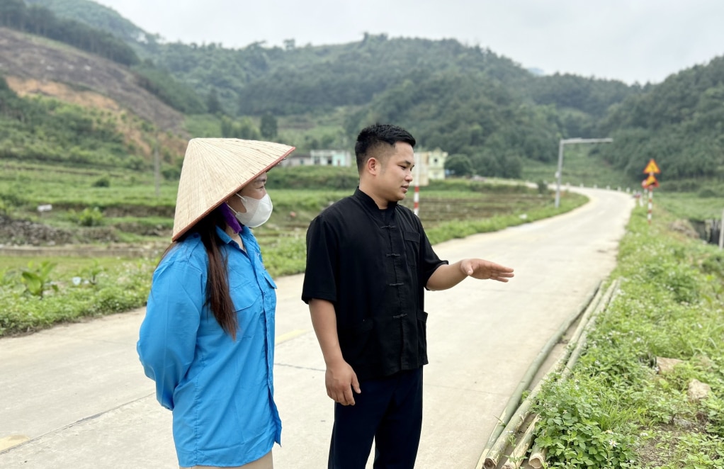 Anh Nình Văn Quang, Bí thư Chi bộ, trưởng thôn Khe Lục, xã Đại Dực tình nguyện biến 5.000m2 đất nông nghiệp để làm con đường nối giữa trung tâm xã Đại Dực và xã Đại Thành cũ.