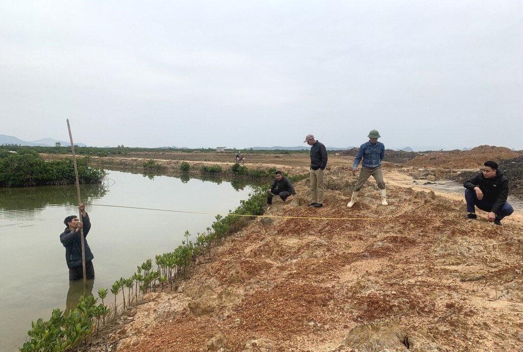 Trung tâm Phát triển quỹ đất TX Quảng Yên thực hiện công tác kiểm đếm đền bù dự án đường ven sông. Ảnh: Mạnh Trường