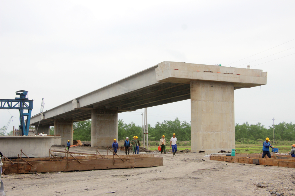 Tuyến đường ven sông kết nối từ đường cao tốc Hạ Long - Hải Phòng đến TX Đông Triều, đoạn từ đường tỉnh 338 đến TX Đông Triều (giai đoạn 1) chỉ được tập trung thi công 13 cầu, phần nền đường đang được thi công cầm chừng.