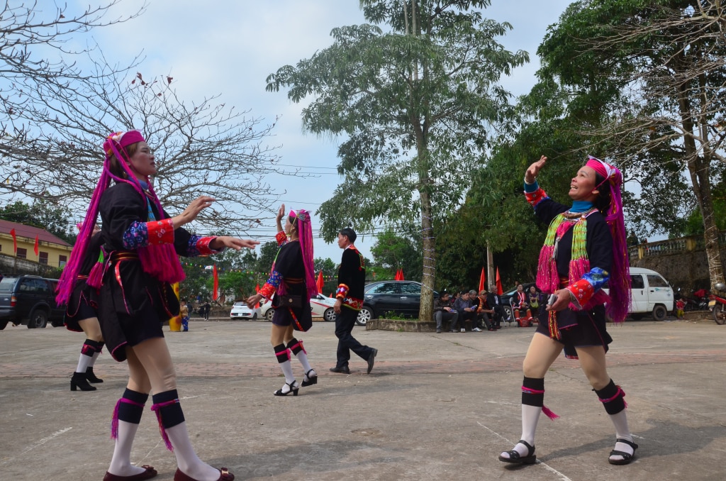 Phụ nữ dân tộc Dao ở huyện Tiên Yên chơi đá cầu.