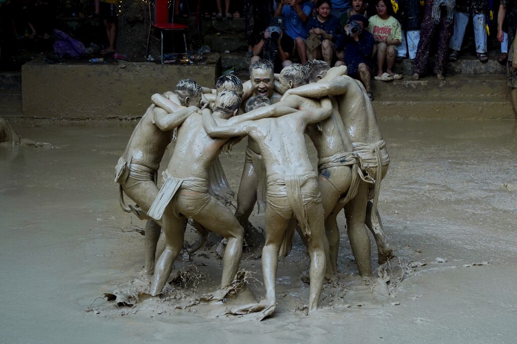 Ăn mừng chiến thắng.