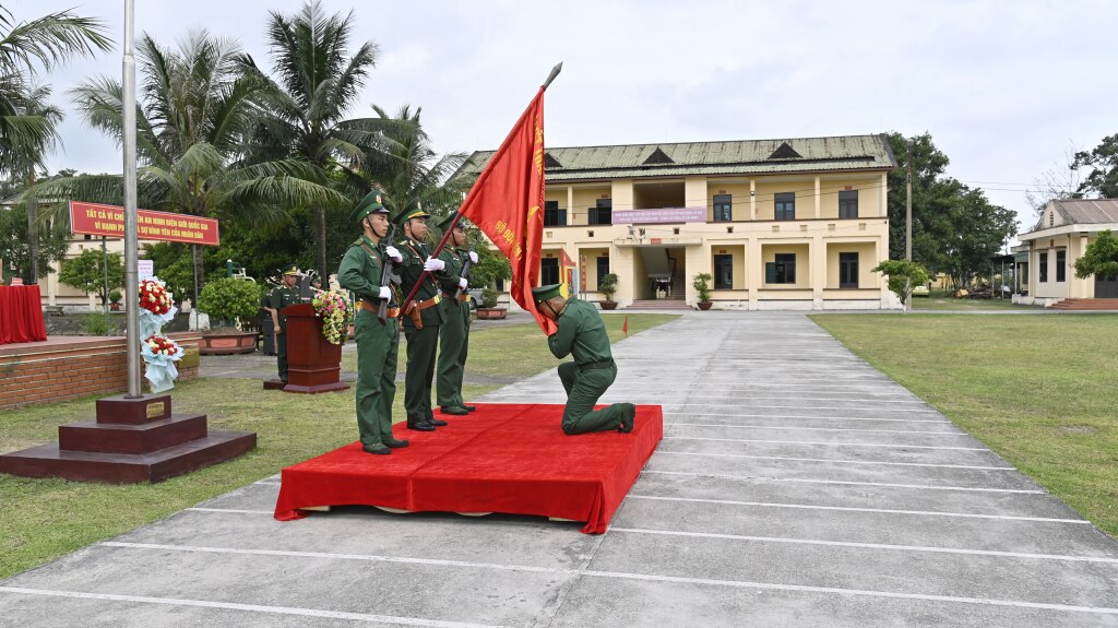 Binh nhì Đỗ Cao Long, tuyên thệ trước Quân kỳ.