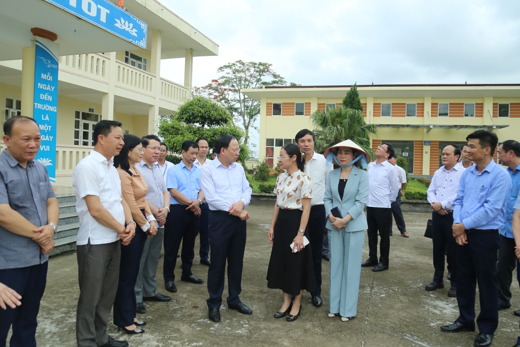 Đồng chí Bí thư Tỉnh ủy, Chủ tịch HĐND tỉnh kiểm tra tại Trường Tiểu học xã Đầm Hà, huyện Đầm Hà.