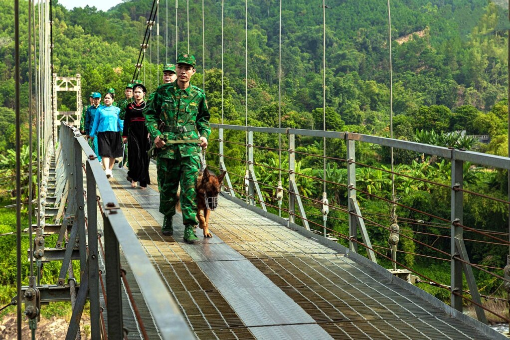 Cán bộ, chiến sĩ Đồn Biên phòng Cửa khẩu Hoành Mô phối hợp cùng nhân dân tuần tra bảo vệ biên giới.