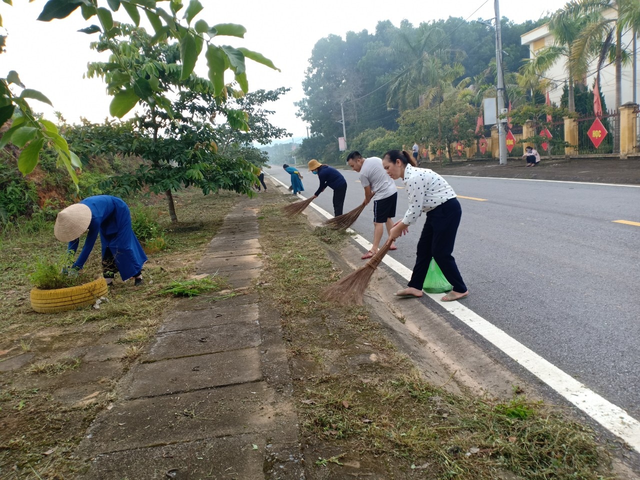 Người dân thôn Tân Phú, xã Tân Lập (Đầm Hà) vệ sinh môi trường đường liên thôn hưởng ứng phong trào Ngày chủ nhật xanh.