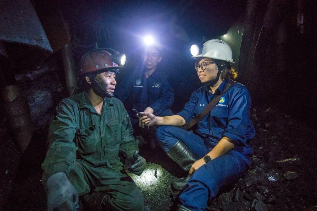 Phóng viên Trường Giang (VOV Đông Bắc) tác nghiệp tại mỏ than Nam Mẫu.