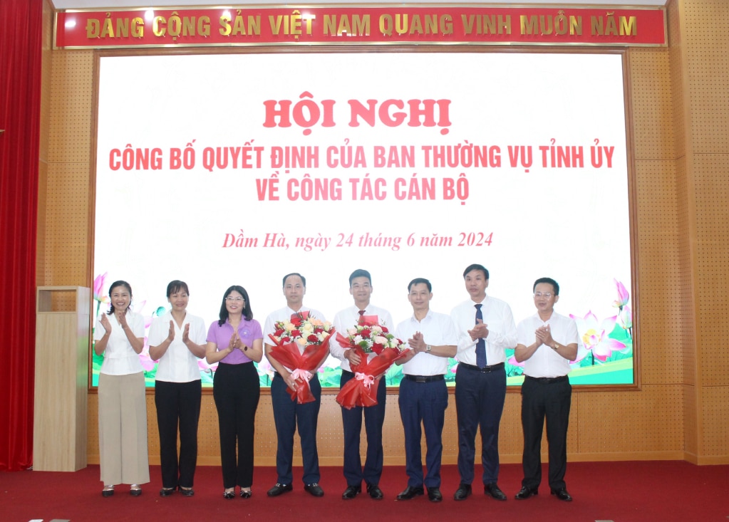 Các đồng chí lãnh đạo huyện tặng hoa cho các đồng chí được nhận nhiệm vụ mới.