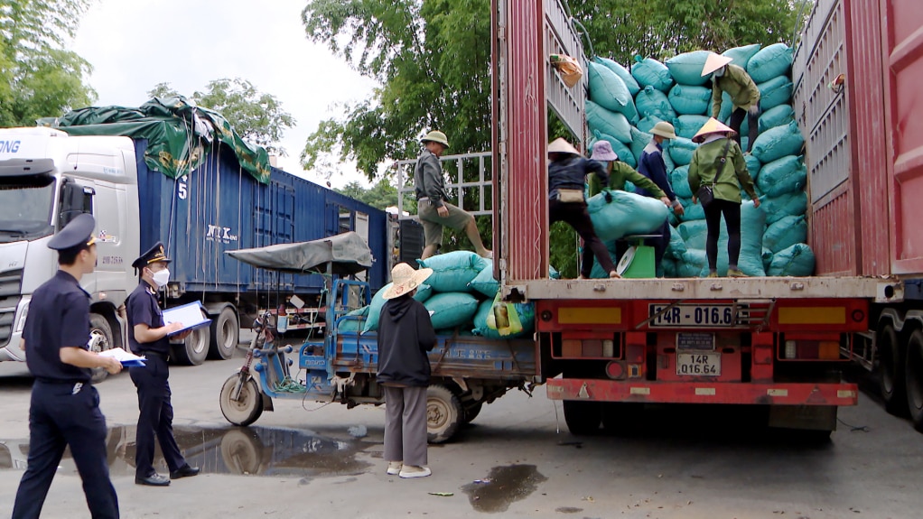 Lực lượng chức năng kiểm tra, giám sát hoạt động xuất khẩu hàng hóa tại cửa khẩu Hoành Mô