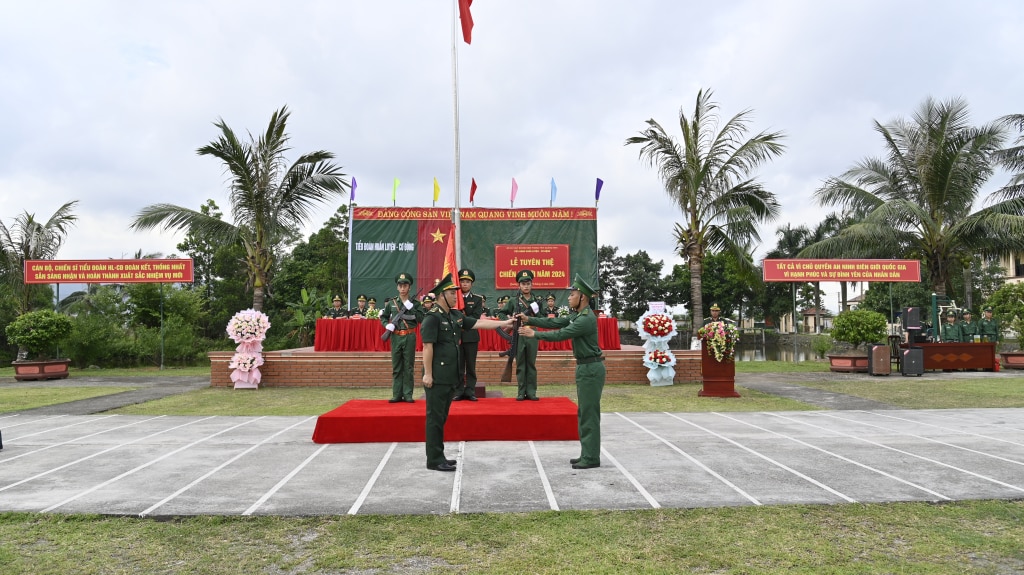 Trung tá Trương Văn Ninh - Tiểu đoàn trưởng Tiểu đoàn Huấn luyện cơ động giao vũ khí cho chiến sĩ.