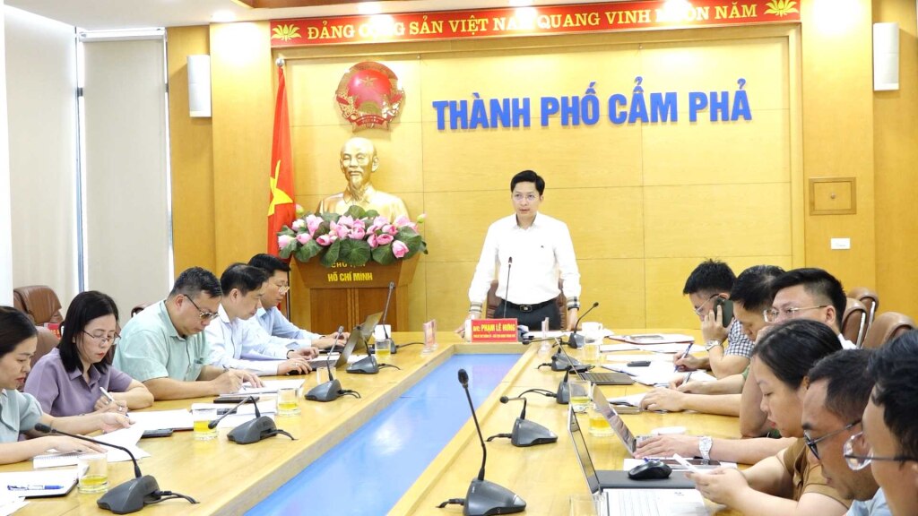 UBND TP Cẩm Phả họp đánh giá việc thực hiện dự toán thu, chi ngân sách 6 tháng đầu năm 2024. Ảnh: Thùy Dung (Trung tâm TT-VH Cẩm Phả)