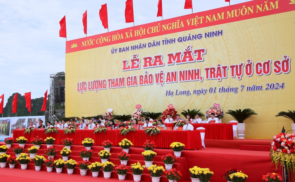 Các đồng chí lãnh đạo tỉnh, thành phố và các đại biểu tham dự lễ ra mắt.