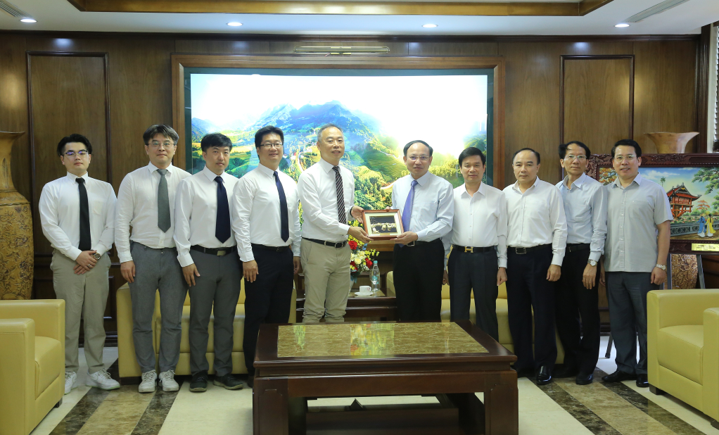 เลขาธิการพรรคจังหวัดและประธานสภาประชาชนจังหวัดมอบของที่ระลึกให้คณะผู้แทน