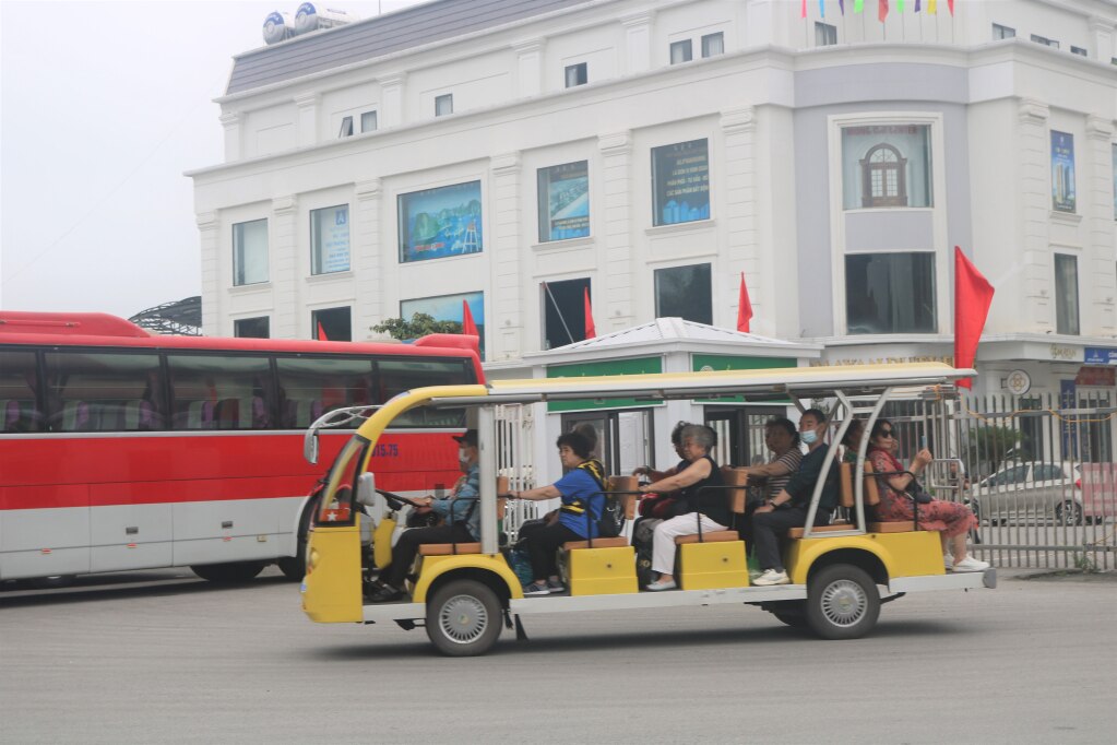 Du khách nước ngoài rất thích thú với dịch vụ thăm quan, ngắm cảnh  thành phố Móng Cái tươi đẹp bằng xe điện thân thiện môi trường.