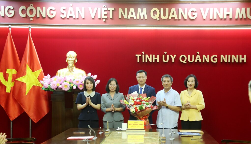 Đồng chí Trịnh Thị Minh Thanh, Phó Bí thư Thường trực Tỉnh ủy cùng lãnh đạo Ban Tổ chức Tỉnh ủy tặng hoa chúc mừng đồng chí Nguyễn Thế Lãm.