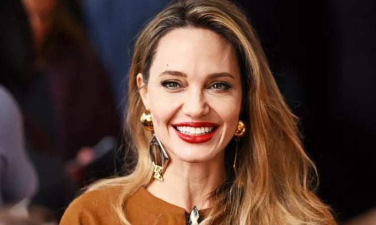 Angelina Jolie « heureuse du présent »