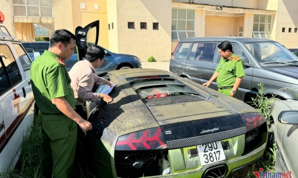 Des voitures de sport Lamborghini Murcielago et Mercedes-Benz G63 AMG détruites à Quang Binh