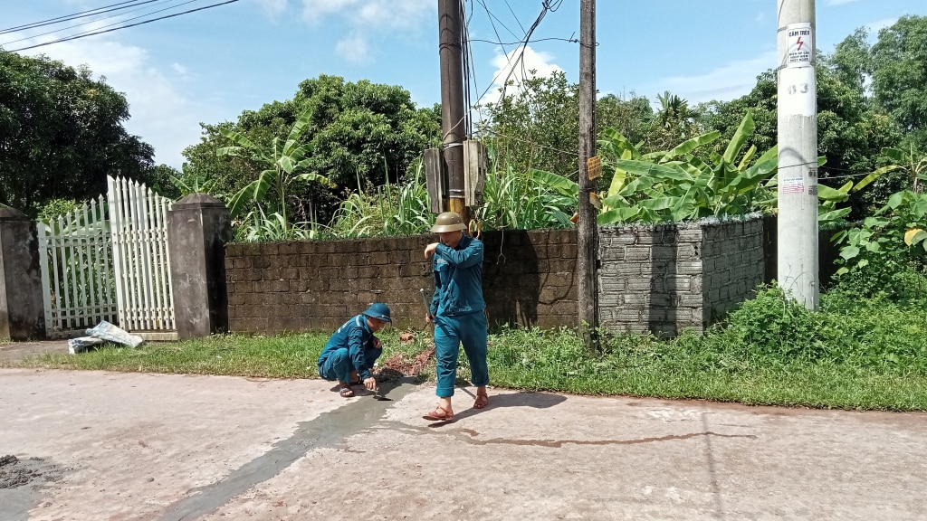 Workers of Mong Cai Water Enterprise install clean water supply pipelines for residents of Hai Yen ward.