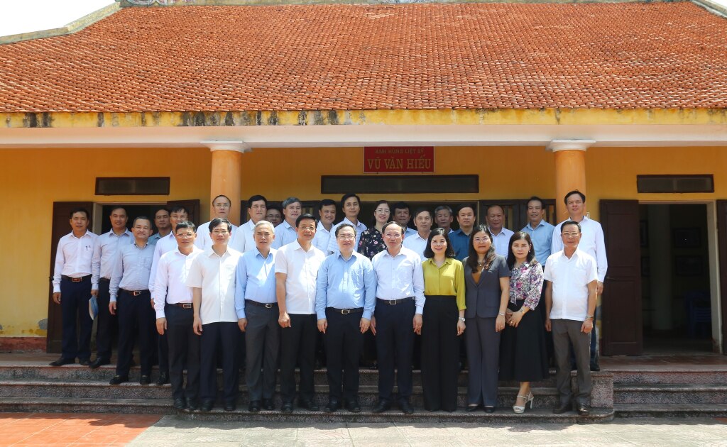 Eine Delegation der Provinz Quang Ninh machte Erinnerungsfotos an der Gedenkstätte des Genossen Vu Van Hieu in der Gemeinde Hai Anh, Bezirk Hai Hau, Provinz Nam Dinh.