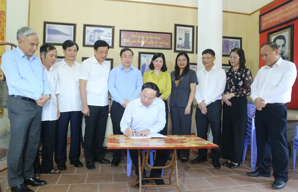 Im Namen der Delegation des Provinzparteikomitees – Volksrats – Volkskomitees – Vaterländischen Frontkomitees der Provinz Quang Ninh und der Vietnam National Coal and Mineral Industries Group hat sich Genosse Nguyen Xuan Ky, Mitglied des Zentralkomitees der Partei, Sekretär des Provinzparteikomitees und Vorsitzender des Provinzvolksrats in das Gästebuch eingetragen.