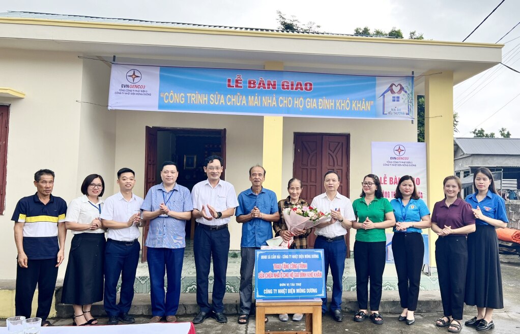 แนวร่วมปิตุภูมิเมืองกามฟาประสานงานกับบริษัทพลังงานความร้อนมงเซืองเพื่อมอบการสนับสนุนทางการเงินในการก่อสร้างบ้านใหม่ให้กับครอบครัวของนางบุ้ย ทิ เม่า ตำบลกามไฮ (เมืองกามฟา)