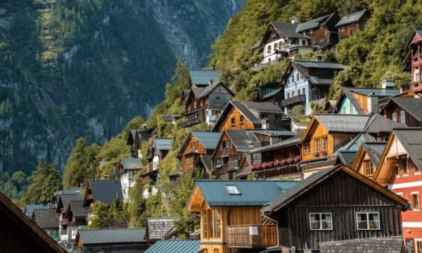 Les touristes vietnamiens sont fascinés par Hallstatt - le plus beau village de contes de fées du monde en Autriche