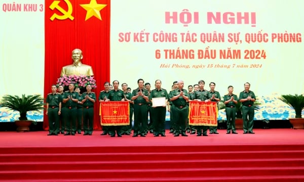 Le commandement militaire provincial de Quang Ninh a reçu le drapeau de l'unité d'excellence du mouvement d'émulation en 2023 par le gouvernement.