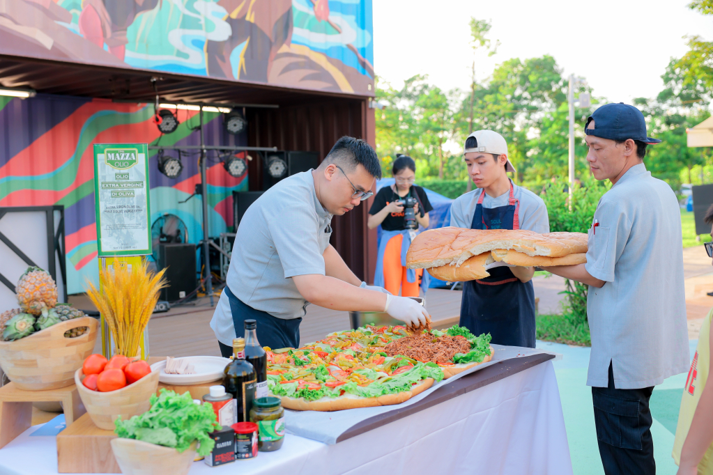 Auch Spezialgerichte wie Thai Rib Tower, Burger, Hotdog Bread ... werden im „Super Giant“-Stil zubereitet und beeindrucken und begeistern die Besucher.